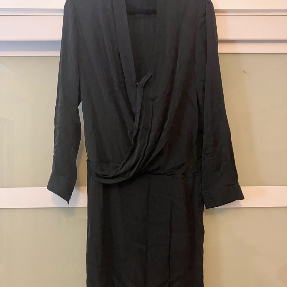 Diane Von Furstenburg 95% silk/5 % spandex long sleeve drapey dress. Classic DVF